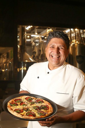 A pizza é assinada pelo @chef_bruthus (disponível, na promoção, por R$ 62,99 no iFood da Pizzaria da Turatti)