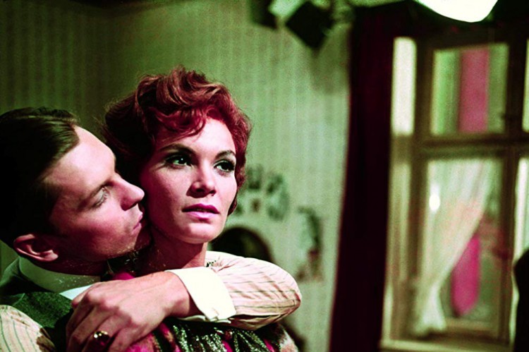 'Os Deuses Malditos' (1969) foi um dos primeiros filmes da atriz, acompanhada na foto por Helmut Berger