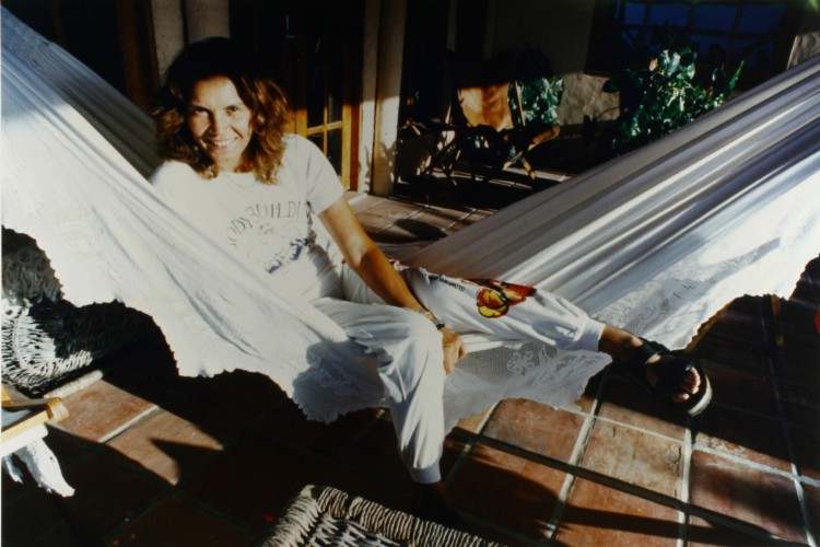 Florinda Bolkan em registro de 1995 em sua casa na praia de Quixaba