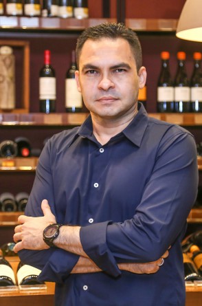 Renato Brasil: sommelier oferta cursos personalizados a quem quer entender mais sobre os vinhos.