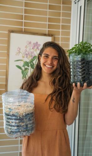 Larissa Colombo apresenta a série que trata de hábitos sustentáveis que podem começar dentro de casa (Foto: Tiago Azzi/ Divulgação)