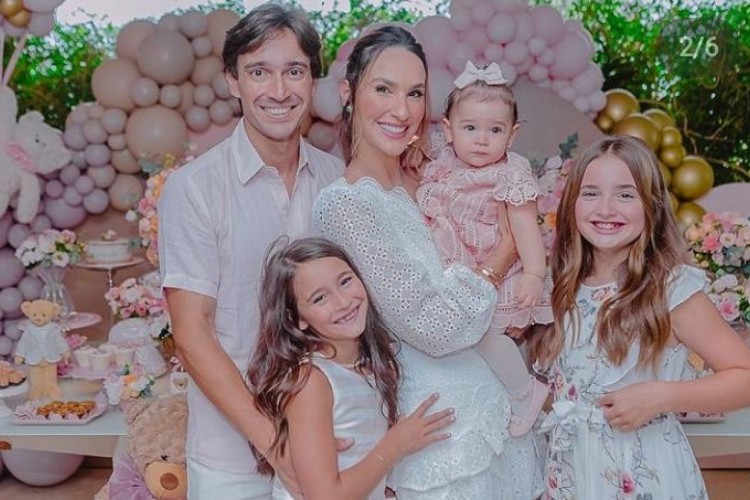 Rodrigo Carvalho e Marcela com a bebê as filhas Eva, Victoria e Olívia