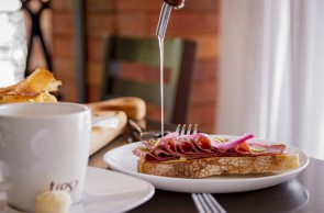 Café quase almoço? Aos finais de semana, funciona de 8 às 12 horas