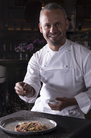 Chef Felipe Rodrigues, responsável pela cozinha do restaurante Tangará Jean-Georges, assinou em parceria com o renomado francês Jean-Georges Vongerichten, o novo menu da casa, point de bacanas cearenses nos fins de semana.  
