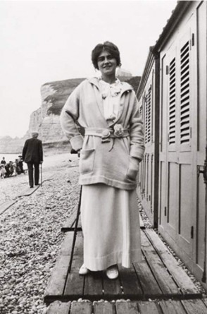 A flor camélia e Chanel: um caso de longa data. (Gabrielle Chanel na praia de Étretat, na França, em 1913)