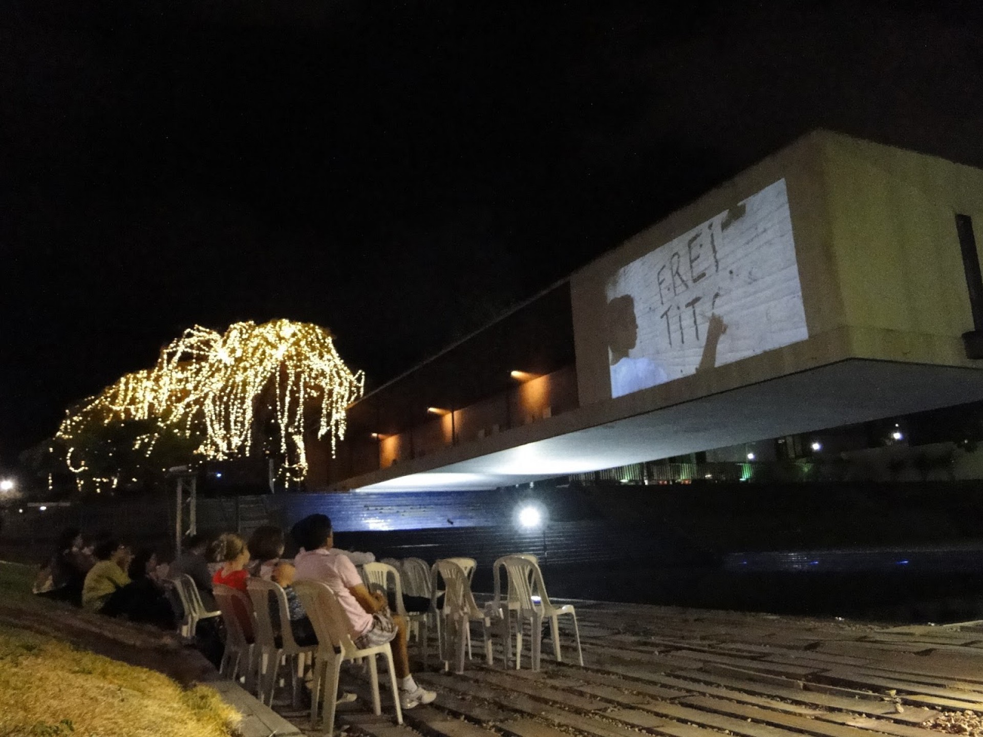 Registro da exibição do filme 'O Fim do Esquecimento', em dezembro de 2015, no Mausoléu Castello Branco, atividade promovida pelo Cine Molotov (Foto: Cine Molotov / acervo)