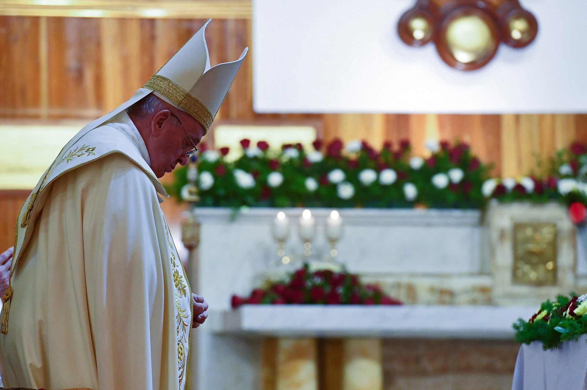 Uma foto divulgada pelo escritório de mídia do Vaticano em 6 de março de 2021 mostra o Papa Francisco orando durante a missa na Catedral de São José de Bagdá no segundo dia da primeira visita papal ao Iraque. - A visita do pontífice de 5 a 8 de março, a primeira de um papa ao Iraque, inclui orações inter-religiosas na antiga cidade de Ur, onde a Bíblia diz que Abraão, o pai de três religiões, judaísmo, cristianismo e islamismo, nasceu. e é um dos locais mais antigos da Mesopotâmia. (Foto por - / VATICAN MEDIA / AFP)