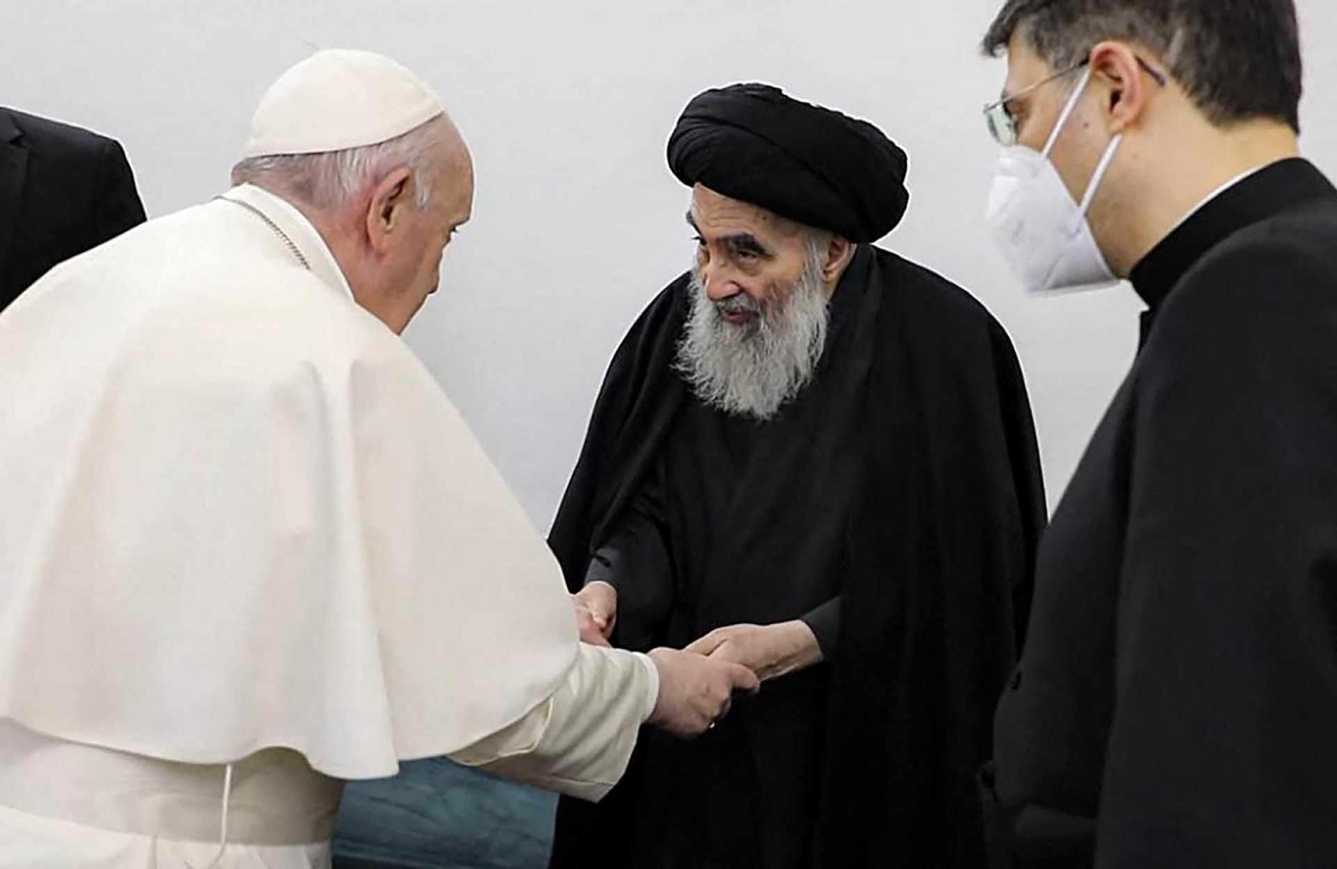 ￼O ENCONTRO histórico ocorreu na casa de Sistani (Foto: Ayatollah Sistani's Media Office / AFP)