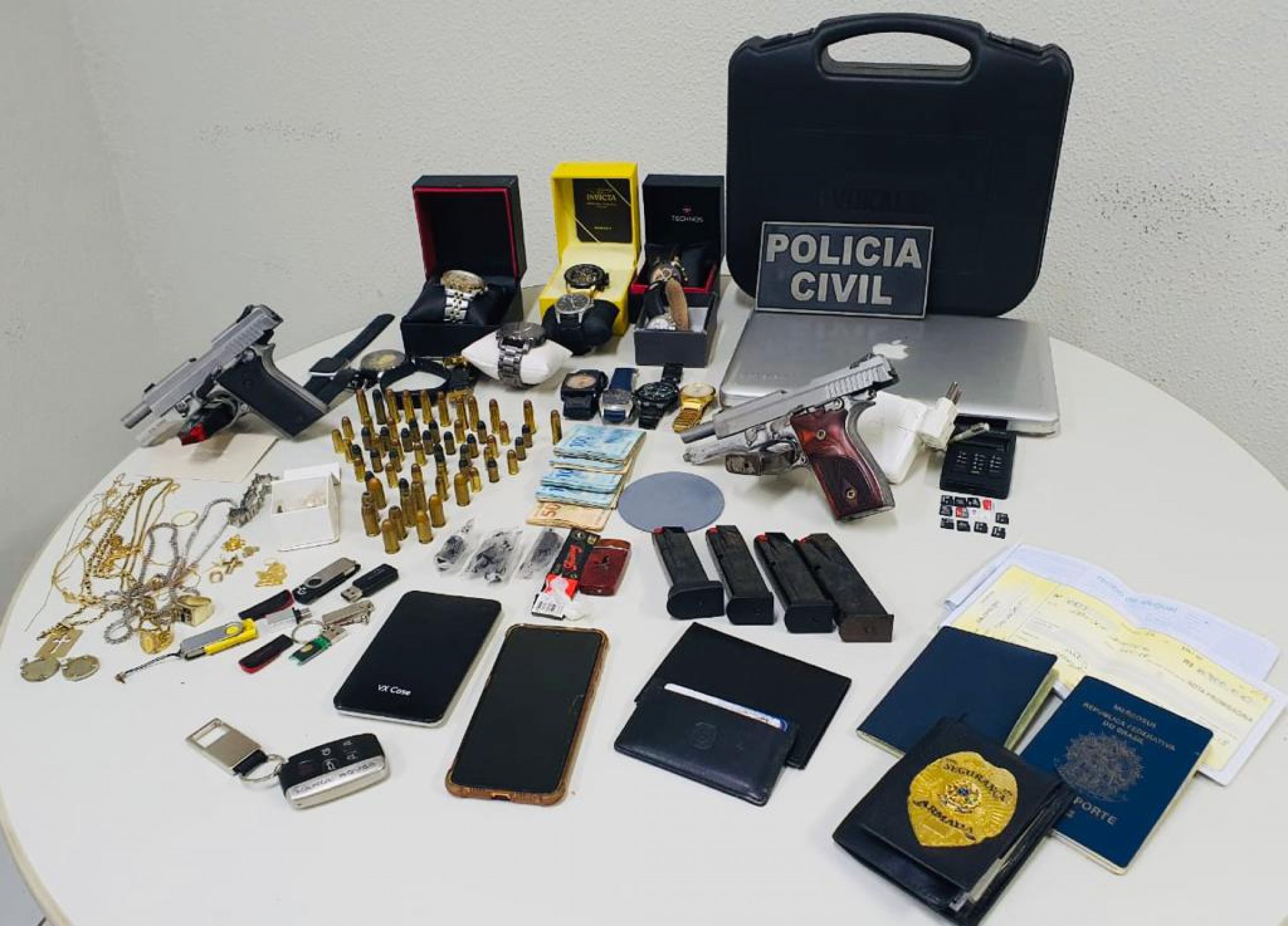 MATERIAL apreendido durante o cumprimento do mandado de prisão de Edson Santos de Paula
 (Foto: Divulgação/SSPDS)