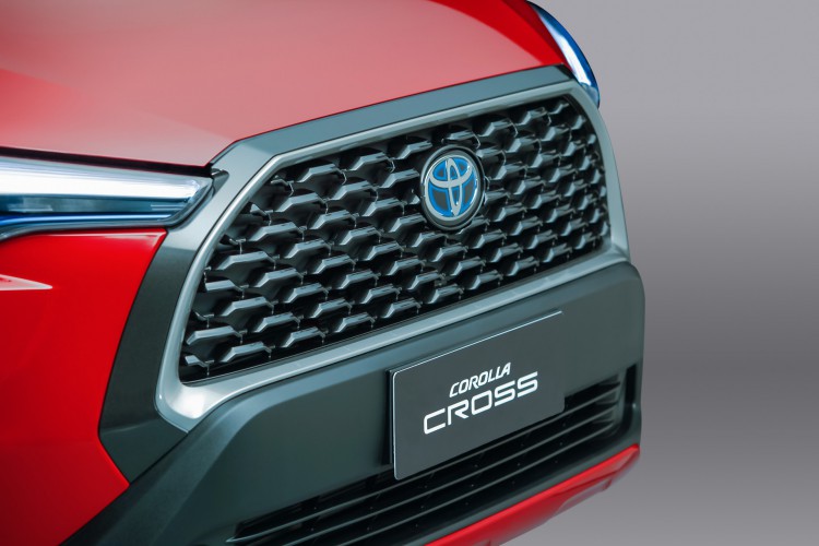 A grade superior, pintada em cinza escuro e em formato de colmeia, ao melhor estilo Lexus, acomoda o logotipo Toyota. Nas versões híbridas, a moldura da grade é na cor prata e o acabamento da logomarca é na cor azul(Foto: DIVULGAÇÃO - Wander Malagrine)