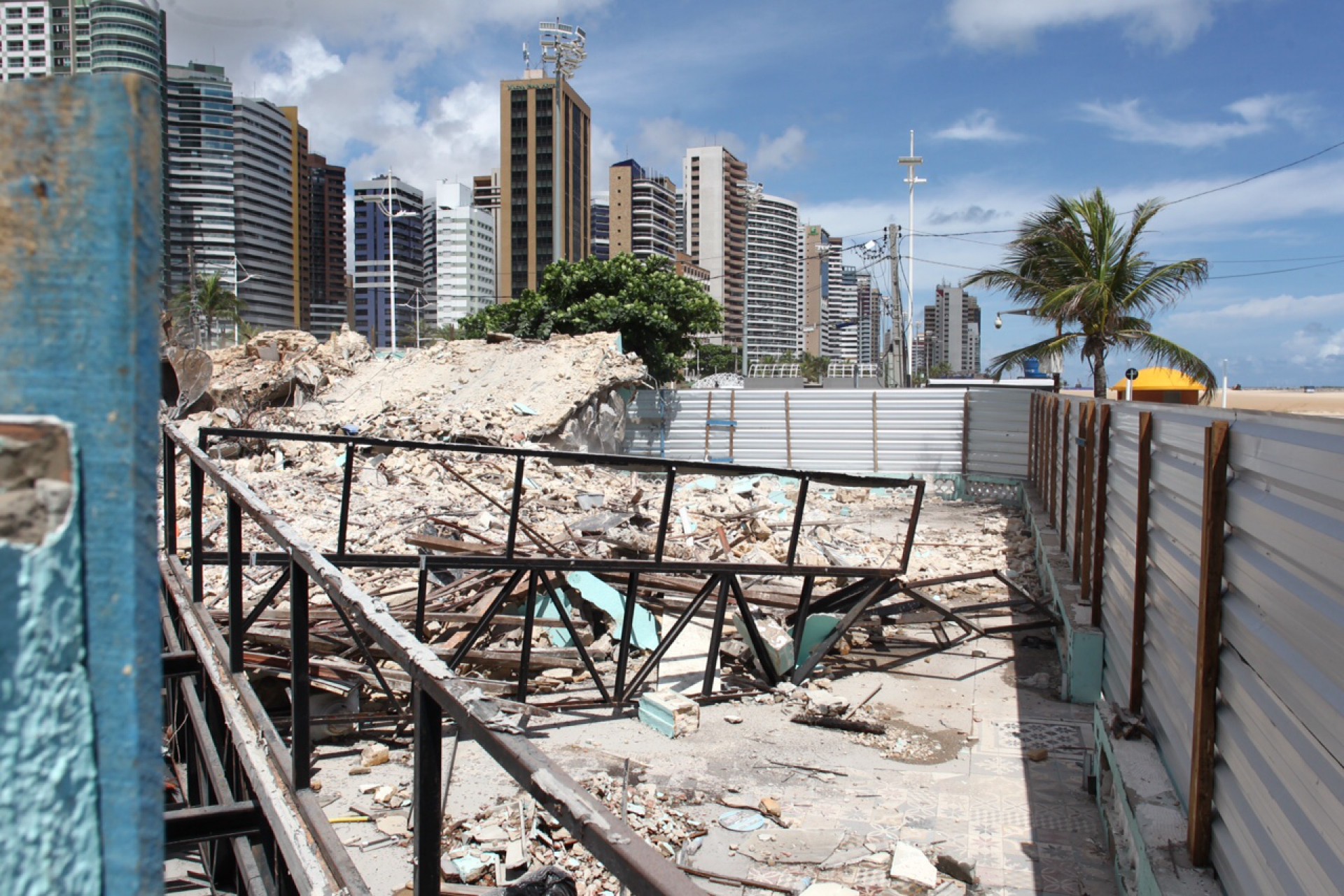 Casarão, da década de 30, foi demolido na avenida Beira Mar  (Foto: FÁBIO LIMA / O POVO )