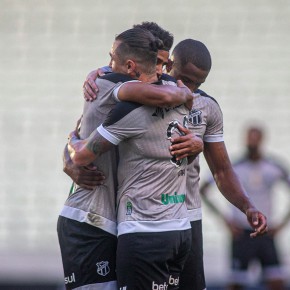 Jogadores comemoram o primeiro gol do Ceará no duelo contra o Salgueiro pela última rodada da fase de grupos Copa do Nordeste 2021