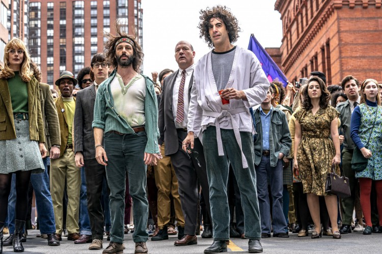 Um dos principais destaques de 'Os 7 de Chicago' é o grande elenco. Sacha Baron Cohen (à direita) foi indicado ao Oscar de Melhor Ator Coadjuvante pelo trabalho no longa
