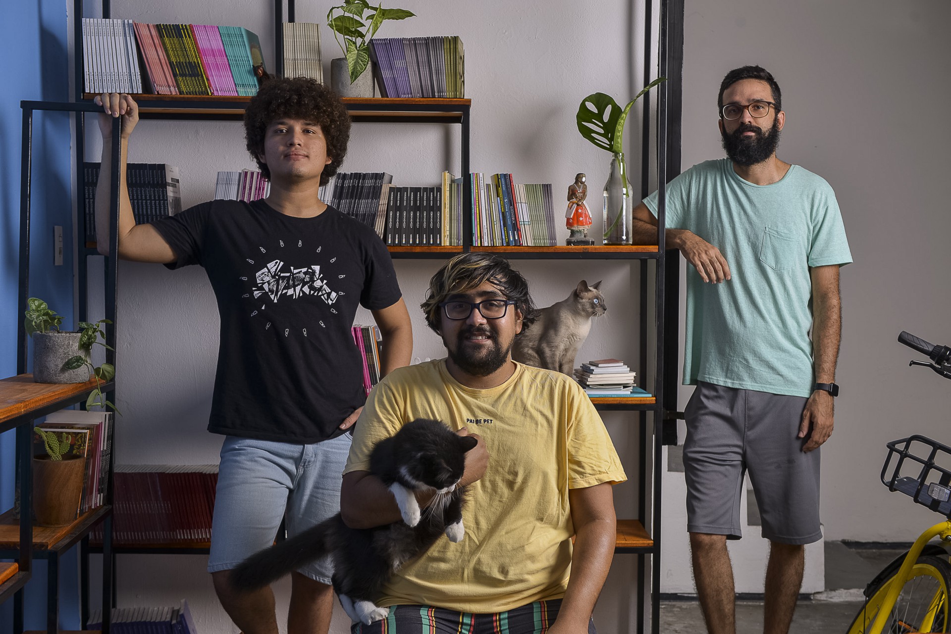 Editora Substânsia: 
o designer gráfico Daniel Firmino e 
os poetas Talles Azigon e Madjer Pontes (Foto: Roberto Kennedy/Divulgação)