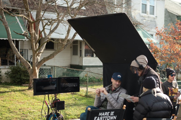 O showrunner Brad Ingelsby  no set de gravações da minissérie 'Mare of Easttown'