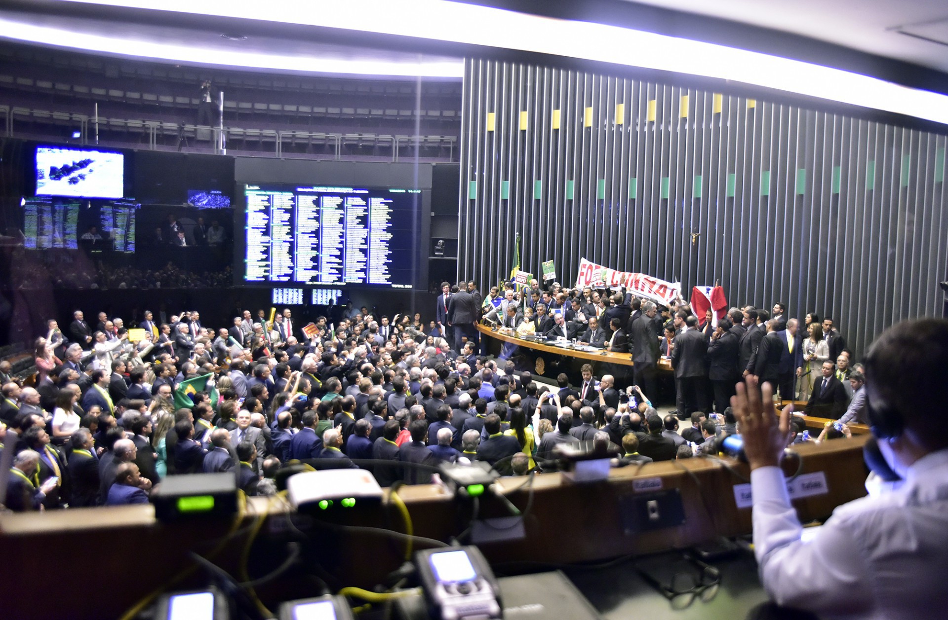 Sessão do impeachment da presidente Dilma Rousseff na Câmara, no dia 17 de abril de 2016 (Foto: Zeca Ribeiro/Câmara dos Deputados)