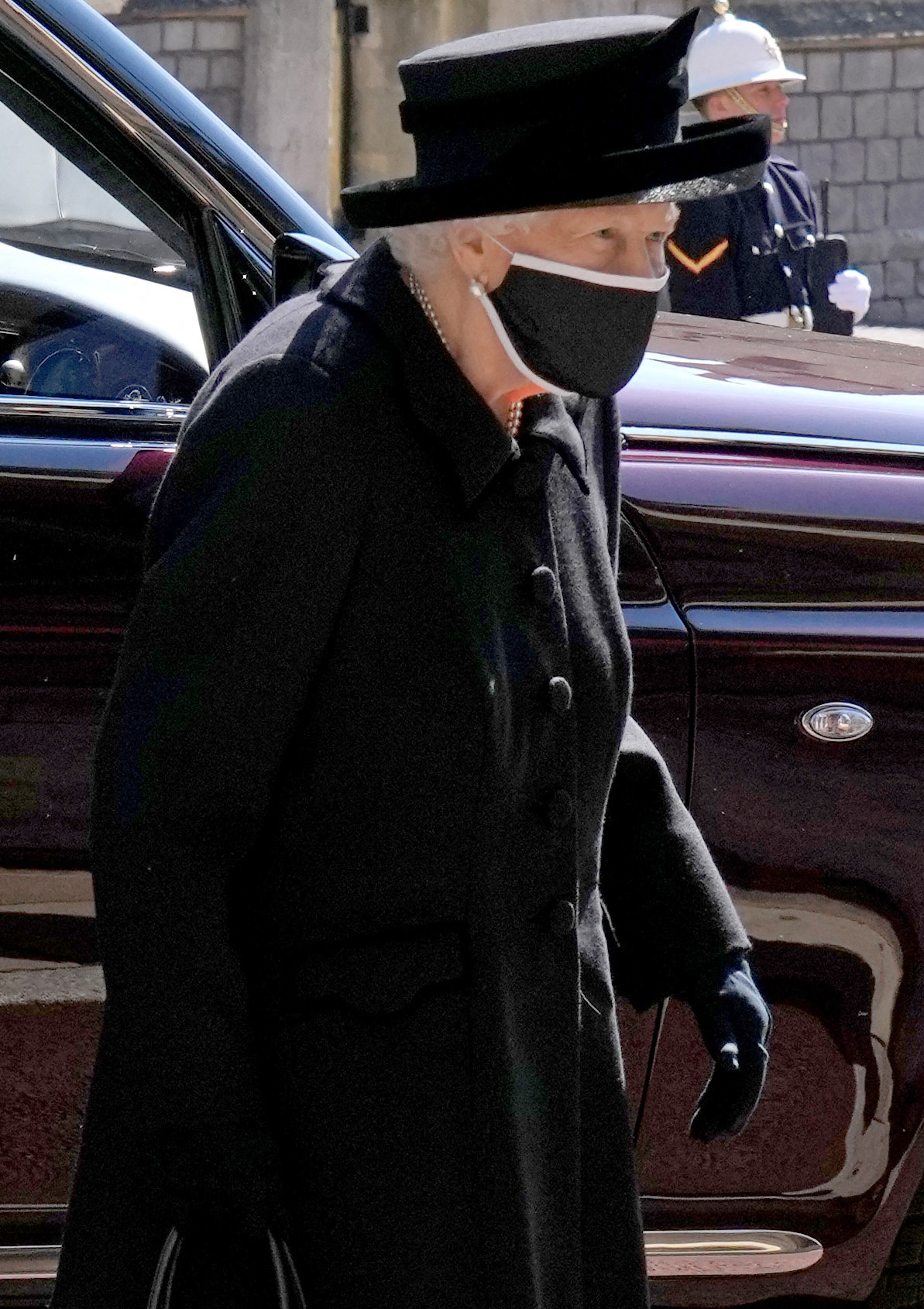 (Foto: Jonathan Brady / POOL / AFP)A Rainha Elizabeth II chega para o funeral do Príncipe Philip da Grã-Bretanha, Duque de Edimburgo, dentro da Capela de St George no Castelo de Windsor em Windsor, a oeste de Londres, em 17 de abril de 2021. - Philip, que foi casado com a Rainha Elizabeth II por 73 anos, morreu no dia 9 de abril com 99 anos, poucas semanas após uma internação de um mês no hospital para tratamento de um problema cardíaco e uma infecção. (Foto de Jonathan Brady / POOL / AFP)
