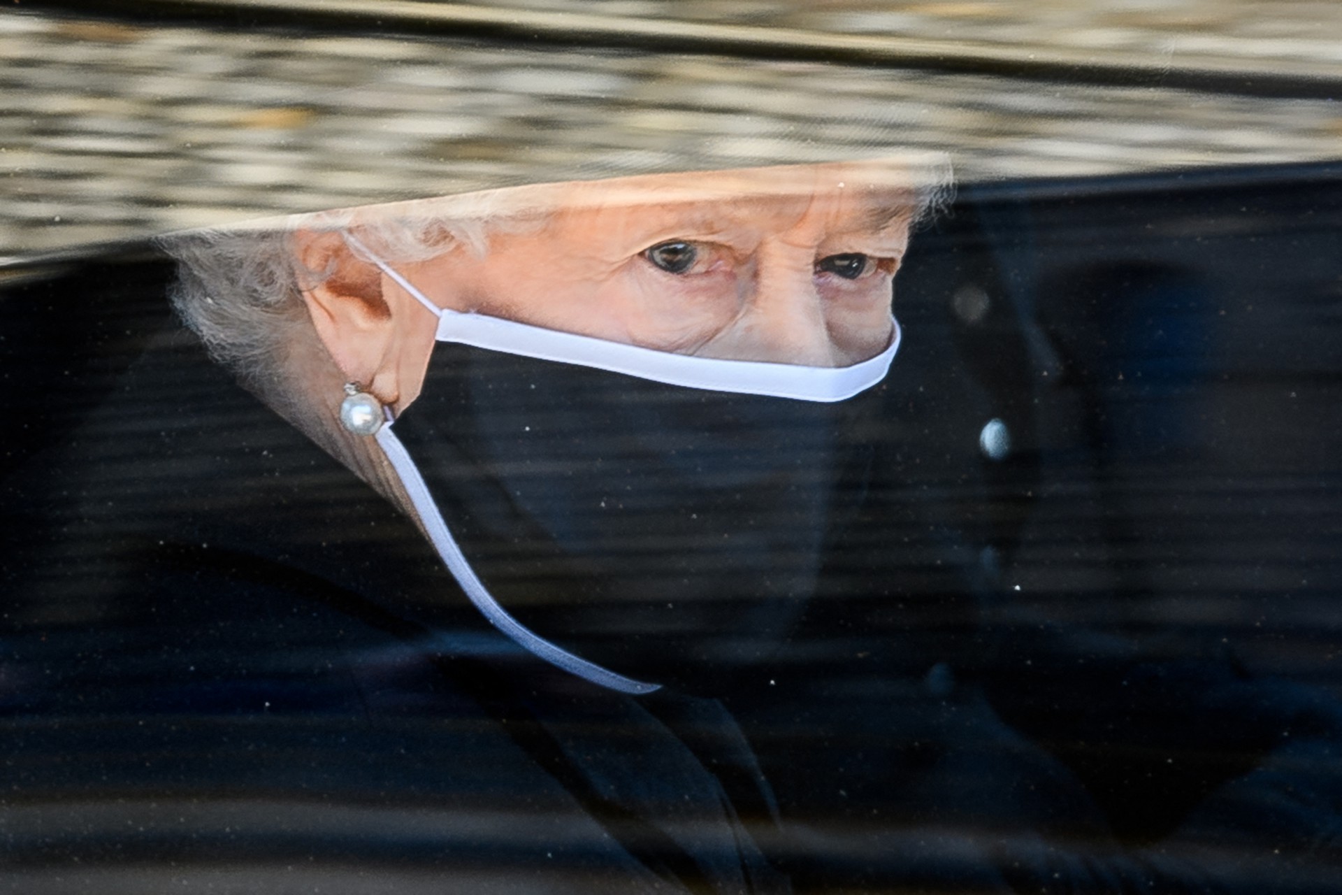 A Rainha Elizabeth II da Grã-Bretanha viaja em State Bentley durante a procissão cerimonial do funeral do Príncipe Philip da Grã-Bretanha, duque de Edimburgo até a Capela de St George no Castelo de Windsor em Windsor, a oeste de Londres, em 17 de abril de 2021. - Philip, que era casado com a rainha Elizabeth II, por 73 anos, morreu em 9 de abril com 99 anos, poucas semanas após uma internação de um mês no hospital para tratamento de um problema cardíaco e uma infecção. (Foto de LEON NEAL / várias fontes / AFP) 