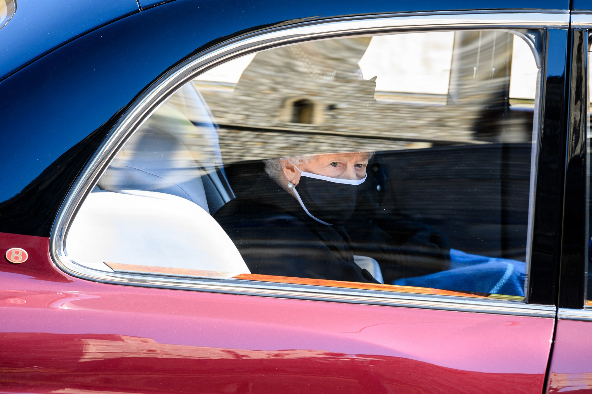 (Foto: LEON NEAL / várias fontes / AFP)A Rainha Elizabeth II da Grã-Bretanha viaja em State Bentley durante a procissão cerimonial do funeral do Príncipe Philip da Grã-Bretanha, duque de Edimburgo até a Capela de St George no Castelo de Windsor em Windsor, a oeste de Londres, em 17 de abril de 2021. - Philip, que era casado com a rainha Elizabeth II, por 73 anos, morreu em 9 de abril com 99 anos, poucas semanas após uma internação de um mês no hospital para tratamento de um problema cardíaco e uma infecção. (Foto de LEON NEAL / várias fontes / AFP)
