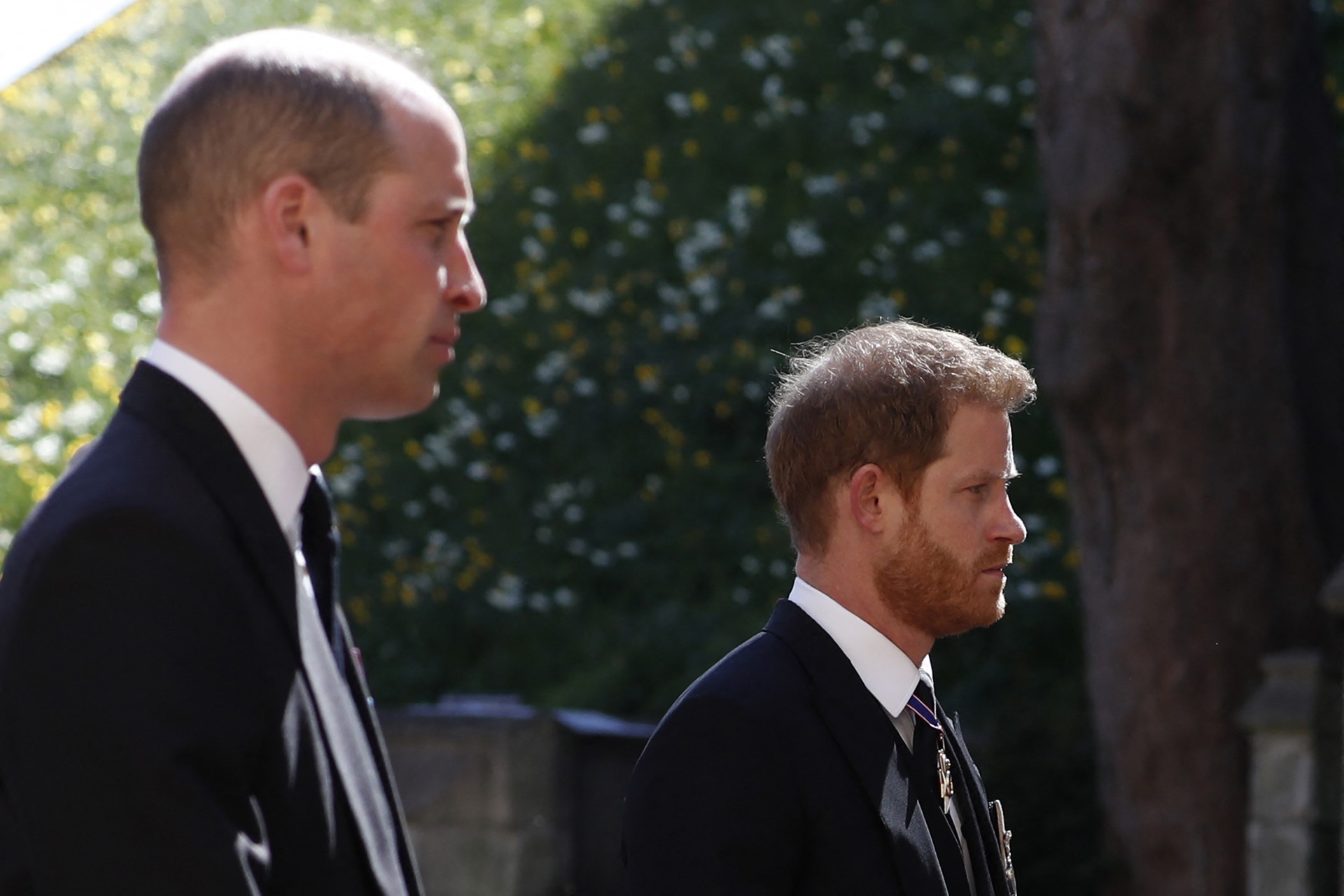 (Foto: Alastair Grant / várias fontes / AFP)O Príncipe William da Grã-Bretanha, o Duque de Cambridge (L) e o Príncipe Harry da Grã-Bretanha, Duque de Sussex seguem o caixão durante a procissão fúnebre cerimonial do Príncipe Philip da Grã-Bretanha, Duque de Edimburgo até a Capela de São Jorge no Castelo de Windsor em Windsor, a oeste de Londres, em abril 17 de 2021. - Philip, que foi casado com a Rainha Elizabeth II por 73 anos, morreu em 9 de abril com 99 anos, poucas semanas após uma internação de um mês para tratamento de um problema cardíaco e uma infecção. (Foto de Alastair Grant / várias fontes / AFP)
