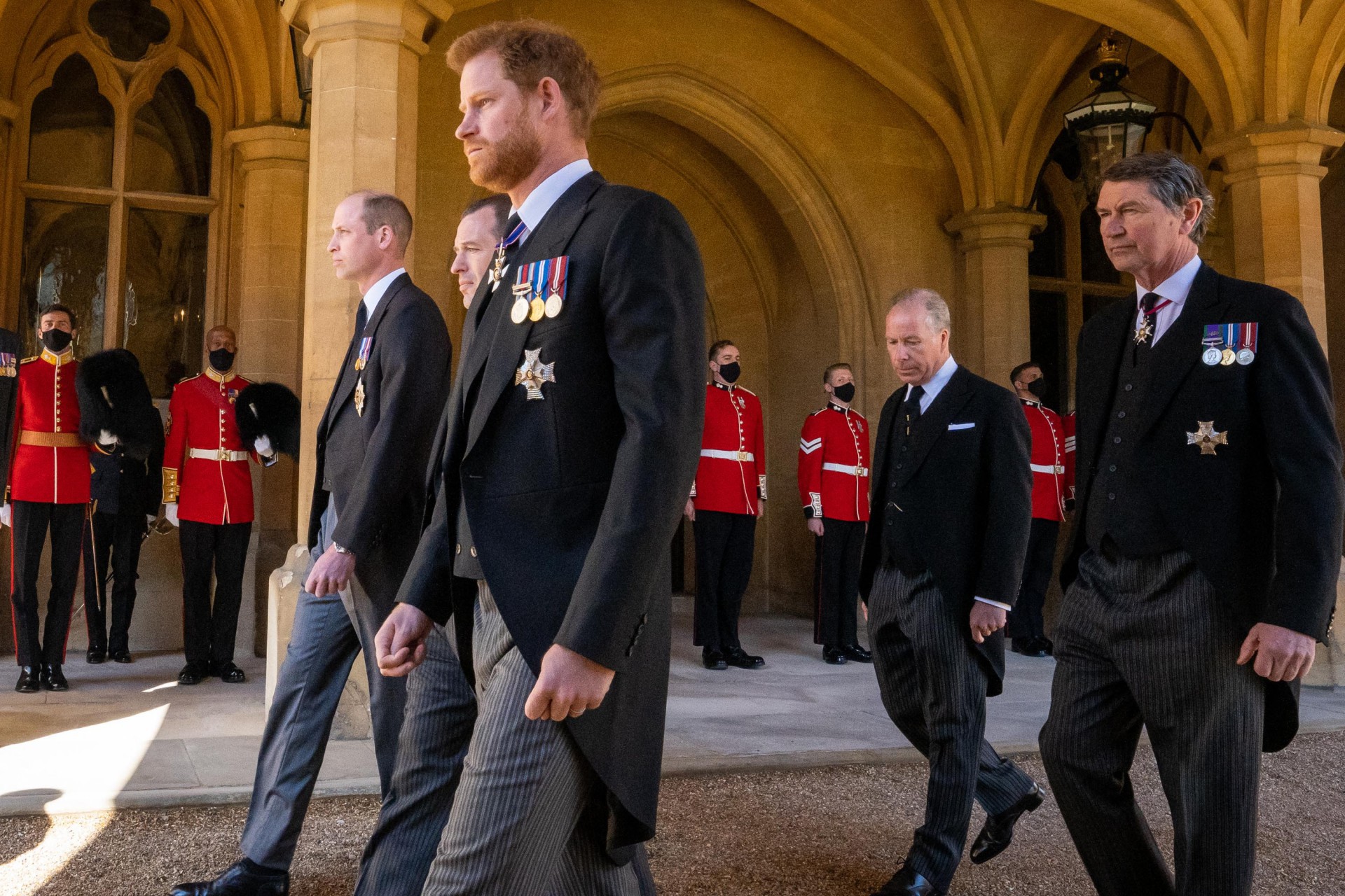 (LR) O Príncipe William da Grã-Bretanha, o Duque de Cambridge, Peter Phillips, o Príncipe Harry da Grã-Bretanha, o Duque de Sussex, o Conde de Snowdon e o Vice-Almirante Sir Timothy Laurence seguem o caixão durante a procissão fúnebre do Príncipe Philip da Grã-Bretanha, Duque de Edimburgo no Castelo de Windsor, Windsor, oeste de Londres, em 17 de abril de 2021. - Philip, que foi casado com a Rainha Elizabeth II por 73 anos, morreu em 9 de abril com 99 anos, apenas algumas semanas após uma internação de um mês no hospital para tratamento de um problema cardíaco e infecção. (Foto de Aaron Chown / POOL / AFP) 