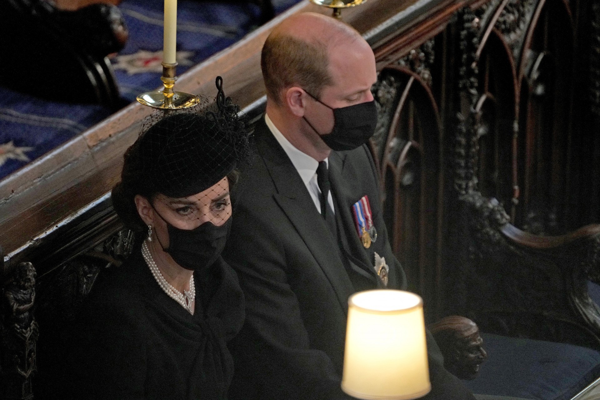 (Foto: Yui Mok / POOL / AFP)Catherine, Duquesa de Cambridge (L) da Grã-Bretanha e Príncipe William, Duque de Cambridge, da Grã-Bretanha comparecem ao funeral do Príncipe Philip da Grã-Bretanha, Duque de Edimburgo na Capela de São Jorge no Castelo de Windsor, Windsor, a oeste de Londres, em 17 de abril de 2021. - Philip, que foi casado com a Rainha Elizabeth II por 73 anos, morreu em 9 de abril com 99 anos, poucas semanas depois de uma internação de um mês para tratamento de um problema cardíaco e uma infecção. (Foto de Yui Mok / POOL / AFP)
