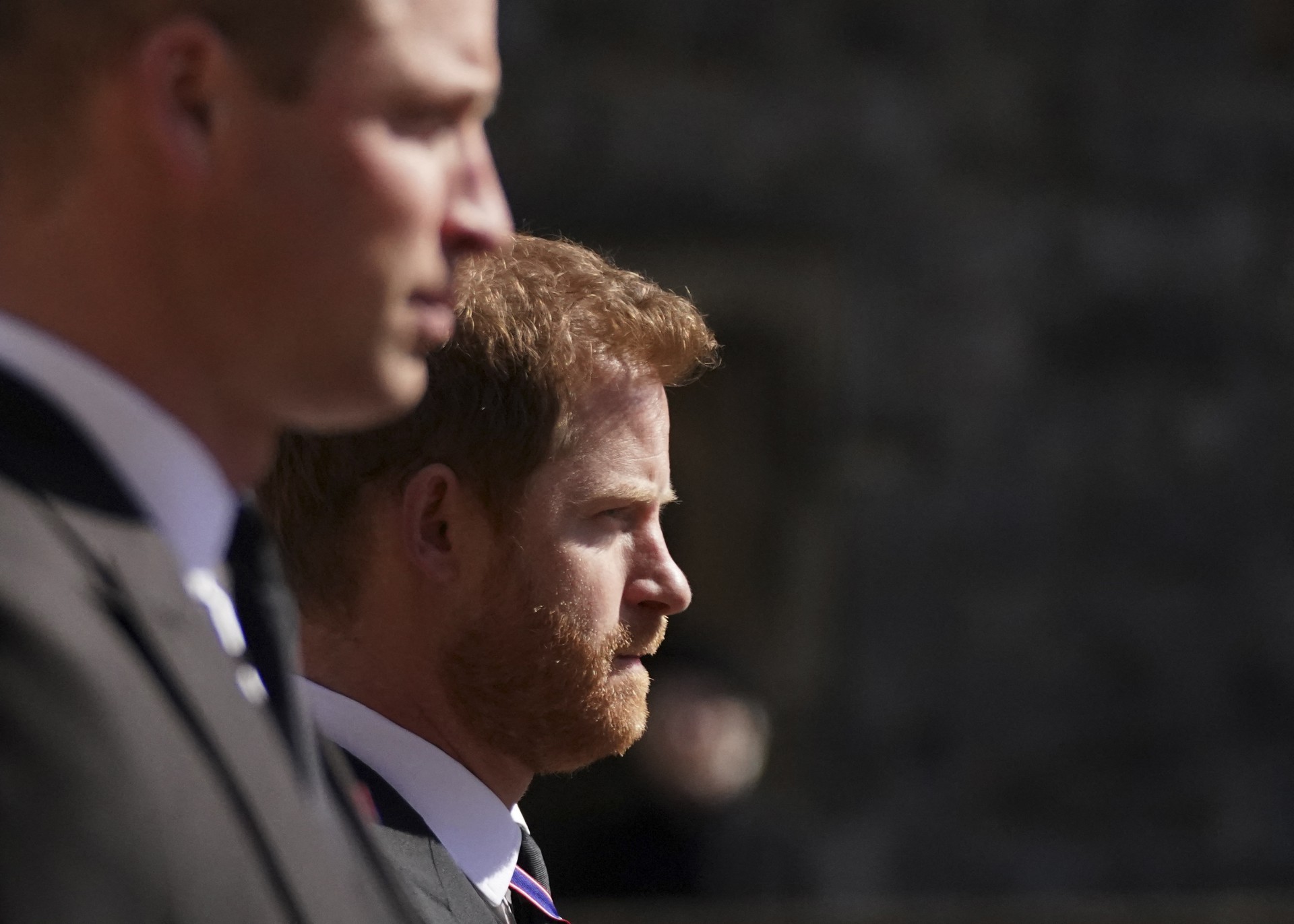 O príncipe William da Grã-Bretanha, o duque de Cambridge, Peter Phillips e o príncipe Harry da Grã-Bretanha, o duque de Sussex caminham durante a procissão fúnebre do príncipe Philip da Grã-Bretanha, duque de Edimburgo até a capela de São Jorge no Castelo de Windsor em Windsor, a oeste de Londres, em 17 de abril de 2021. - Philip, que foi casado com a Rainha Elizabeth II por 73 anos, morreu em 9 de abril com 99 anos, poucas semanas após uma internação de um mês no hospital para tratamento de um problema cardíaco e uma infecção. (Foto de Victoria Jones / POOL / AFP) / (Foto: Victoria Jones / POOL / AFP)