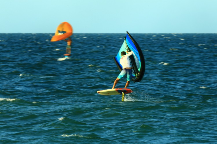 Litoral cearense é considerado a meca dos esportes de aventura no mar, como kitesurfe, windsurfe e wingsurfe (Foto: Eliseu Souza / Divulgação)