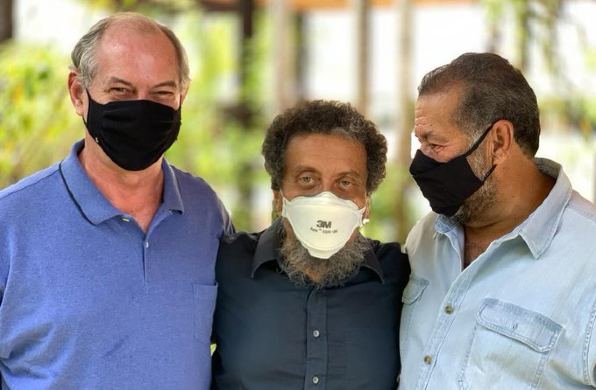 JOÃO SANTANA, ao centro, entre os pedetistas Ciro Gomes e Carlos Lupi (Foto: Reprodução Twitter)