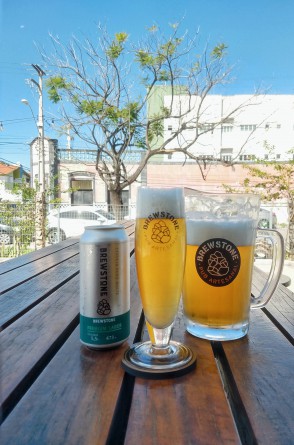 - Cervejaria Brewstone   Czech me lager  dourada e de aparência brilhante. Maltada, com as características de um leve herbácio, notas do lúpulo saaz, refrescante, suave e versátil.  