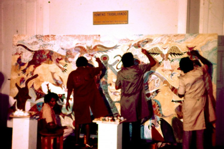 Durante o Salão de Abril de 1977, os artistas da Escola do Pirambu usaram roupas com seus nomes enquanto realizam a produção coletiva