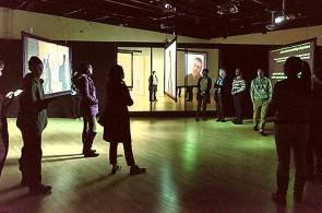 A exposição virtual Antoni Muntadas: About Academia I-II, uma videoinstalação do artista espanhol, discute o papel atual das universidades