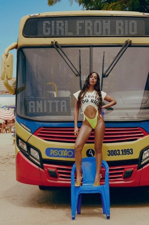 Anitta durante o lançamento do single "Girl From Rio" percorreu o mundo e virou meme(Foto: Divulgação)