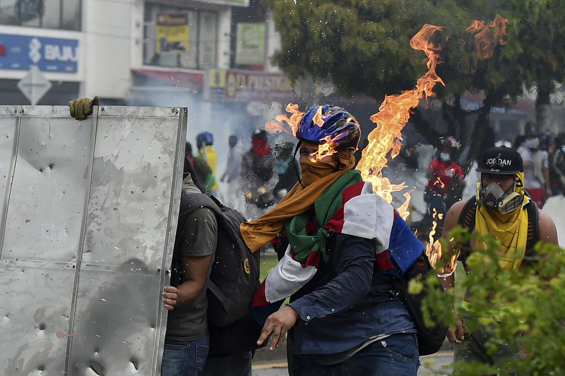￼PROTESTOS contra reforma tributária já duram uma semana. Confrontos com a polícia deixaram 19 mortos (Foto: Luis ROBAYO / AFP)
