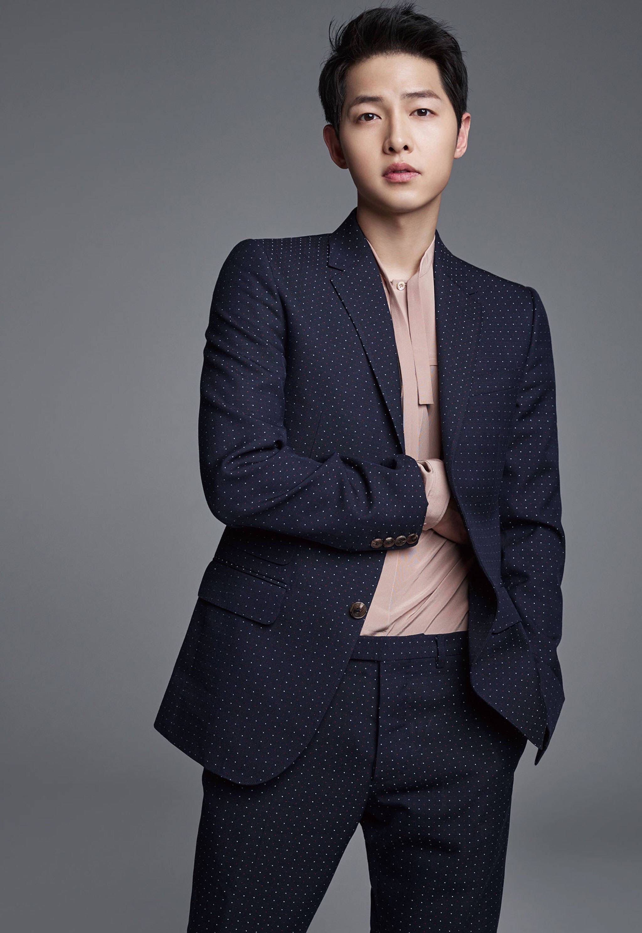 Song Joong-ki para a Bazaar China (Foto: Divulgação)