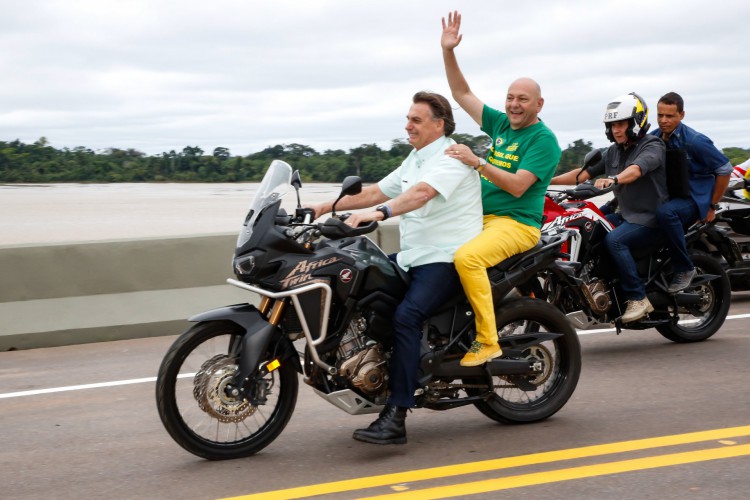 Jair Bolsonaro leva na garupa o empresário Luciano Hang, dono da Havan. (Foto: Anderson Riedel//Presidência da República)(Foto: Anderson Riedel/Presidência da República)