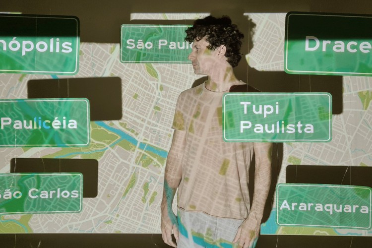 Arail Rezende apresenta 'Onde fica a casa do meu pai?' no Festival Fracasso