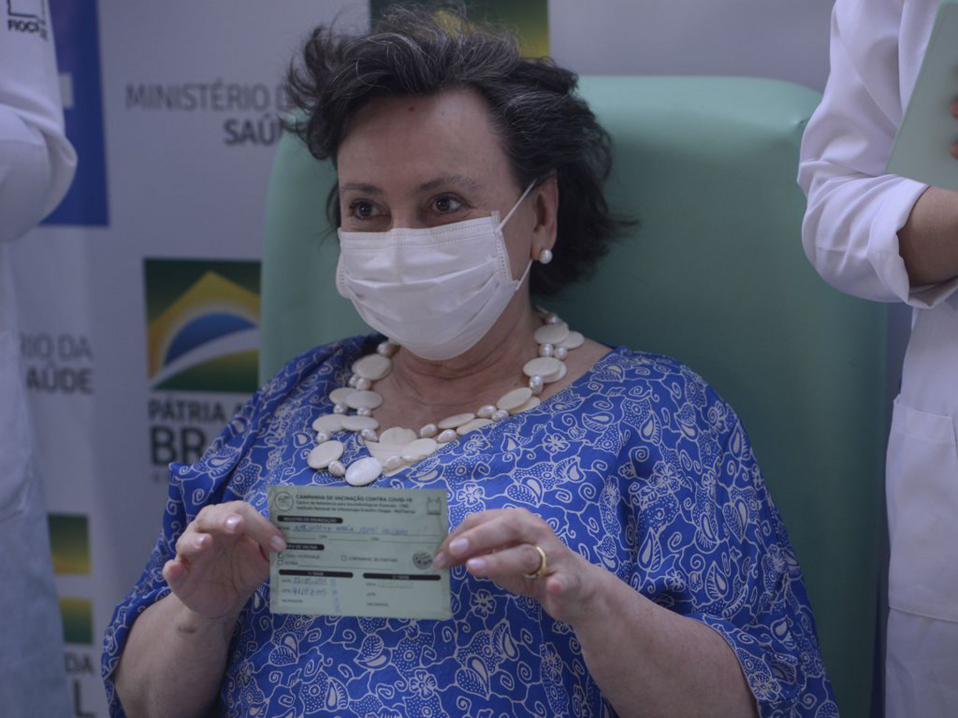 A médica pneumologista da Fiocruz, Margareth Dalcolmo, momento em que tomava sua vacina contra a covid e apresentava o comprovante (Foto: Tomaz Silva/Agência Brasil)