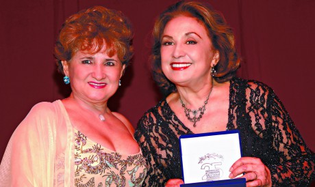Auricélia Queirós com Eva Wilma, uma das homenageadas na festa de 25 anos da Pague Menos