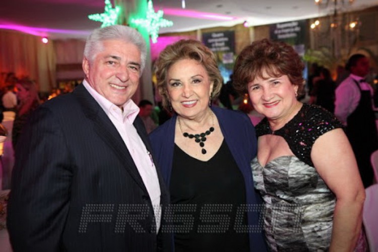 Eva Wilma entre Deusmar Queirós e Auricélia numa de suas visitas ao Ceará