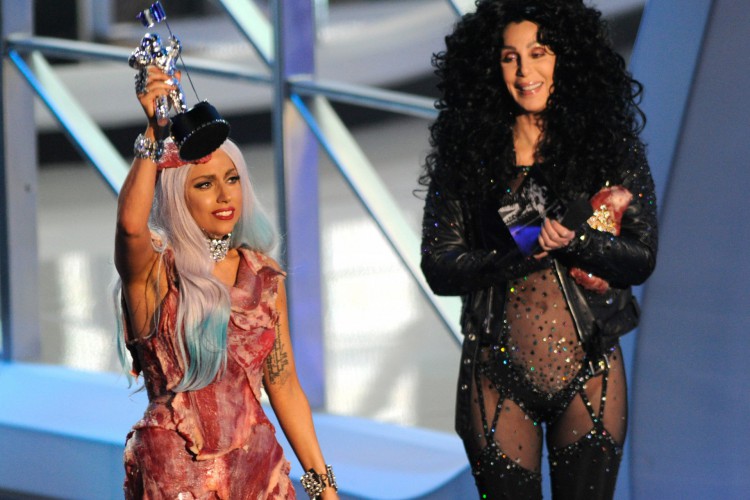 Lady Gaga sobe ao palco do VMA's vestida com um traje feito de carne crua