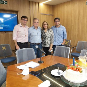 Assis Cavalcante, com a família, em parabéns surpresa na CDL