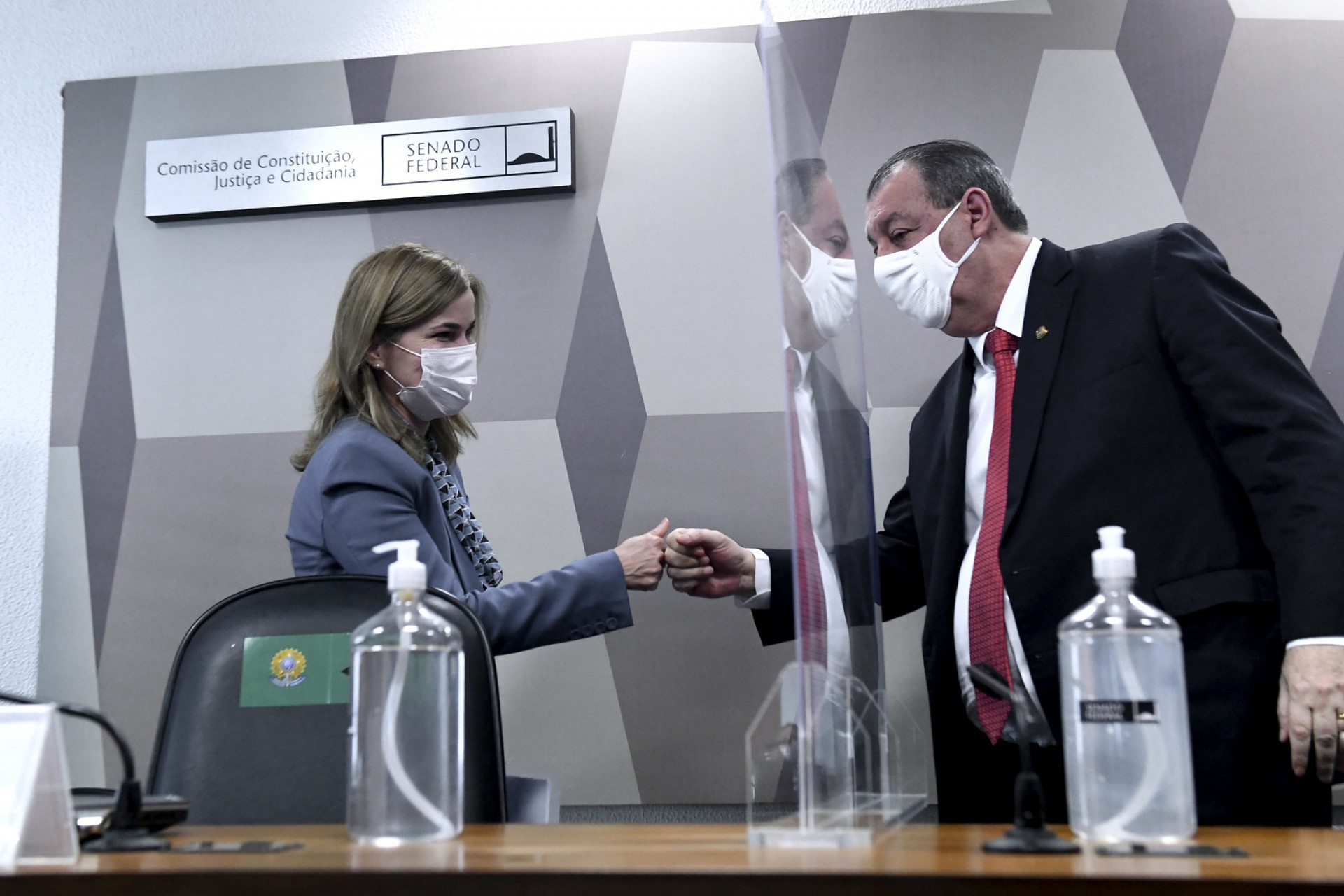 Mayra cumprimenta o presidente da CPI, Omar Aziz (Foto: Edilson Rodrigues/Agência Senad)