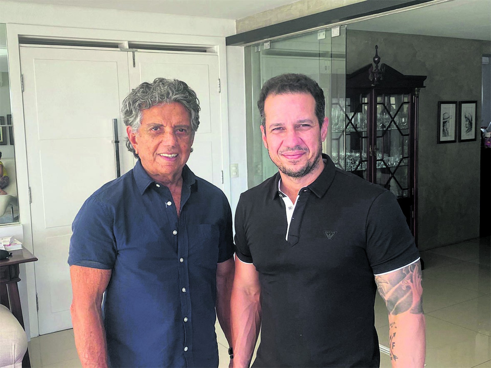 Givaldo Sisnando recebendo filho Eduardo, Passos de mãe, chegado dos States 
 (Foto: 270521lucio)