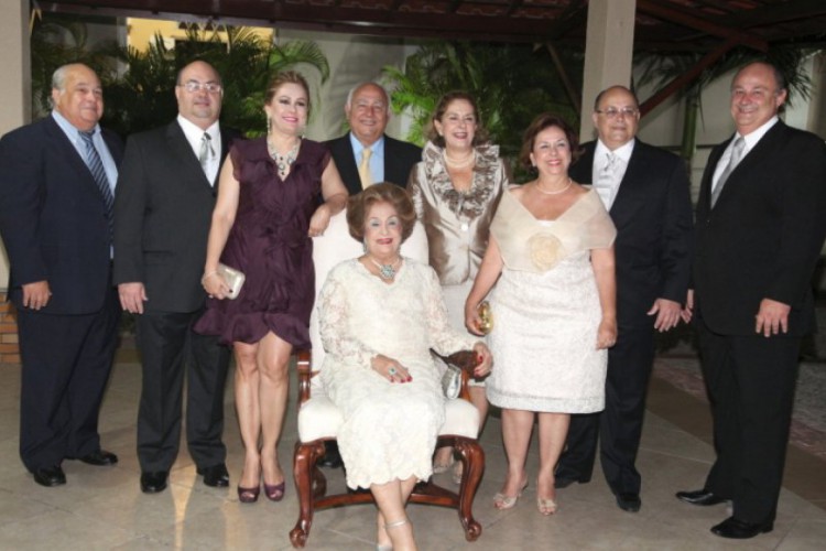 Matriarca com os filhos Pedro, Roberto, Tida, Júlia, Philomeno Júnior, Sarah, João Vicente e Carlos Alexandre em sua missa pelos 90 anos de idade 
