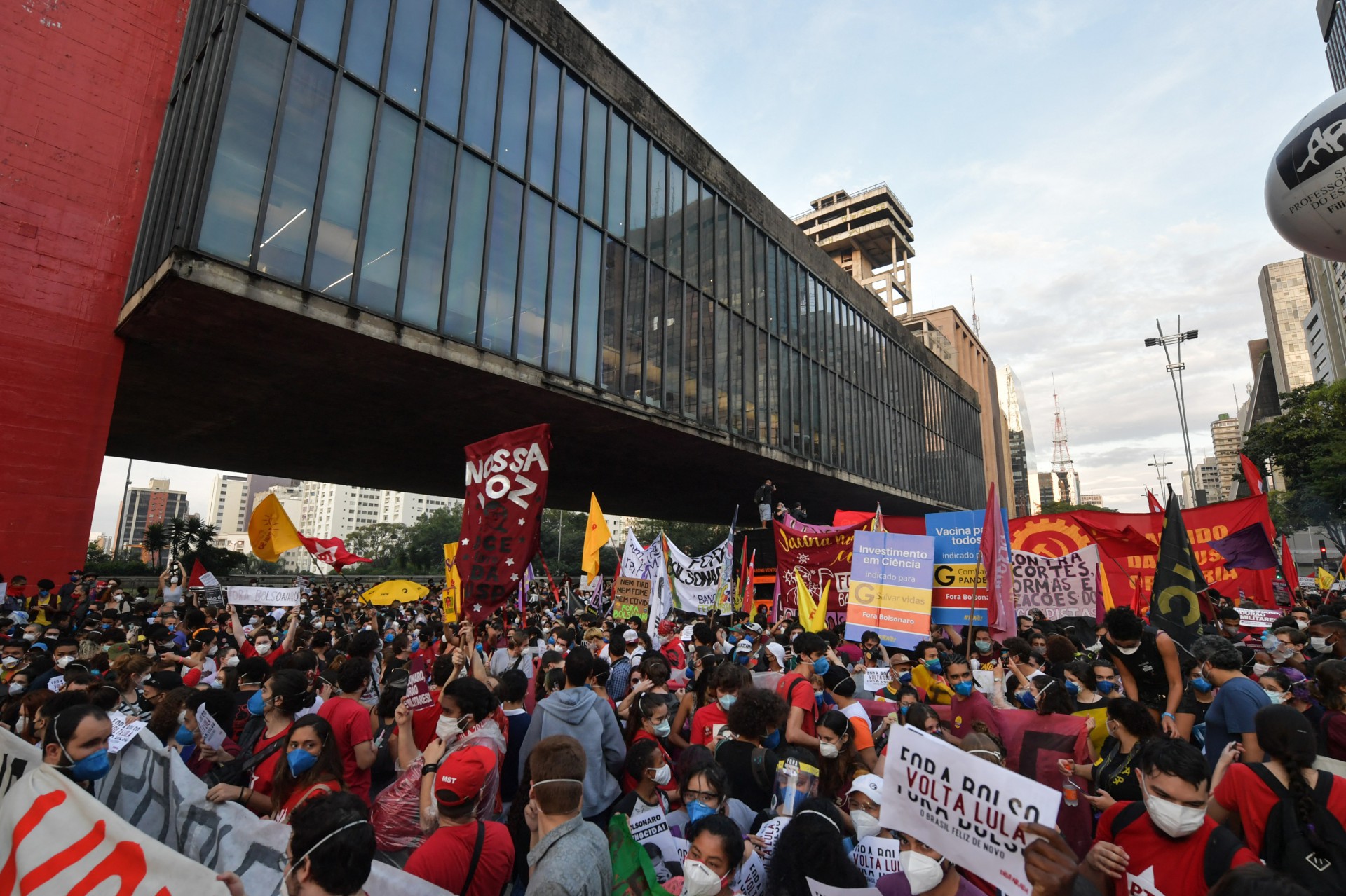 Manifestantes participam de um protesto contra o tratamento da pandemia COVID-19 pelo presidente brasileiro Jair Bolsonaro em São Paulo, Brasil, em 29 de maio de 2021. (Foto: NELSON ALMEIDA / AFP)