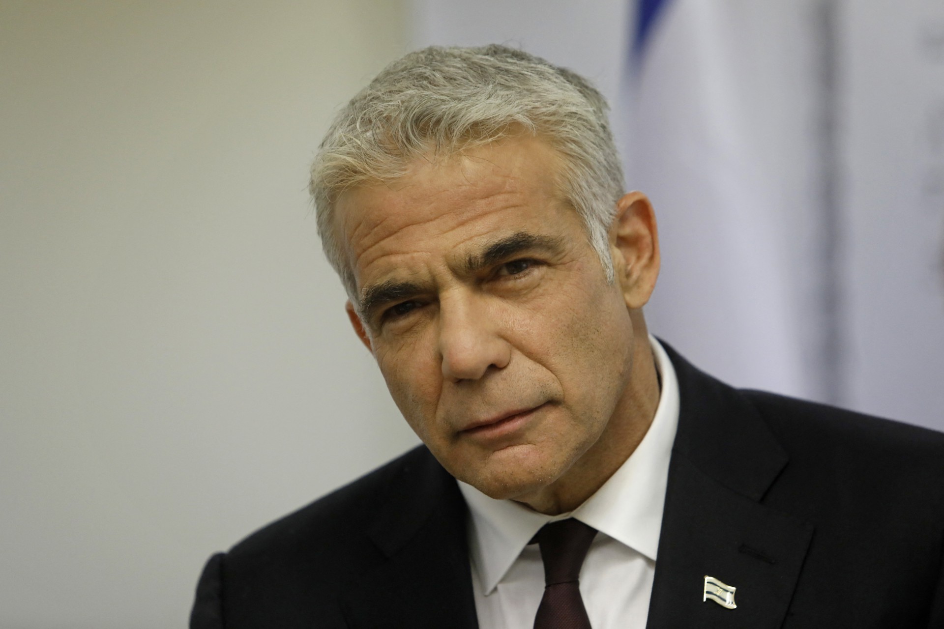 O líder da oposição e presidente do partido Yesh Atid de Israel, Yair Lapid, fala durante uma reunião semanal do partido no Knesset em Jerusalém, em 24 de maio de 2021. (Foto: Gil COHEN-MAGEN / AFP)