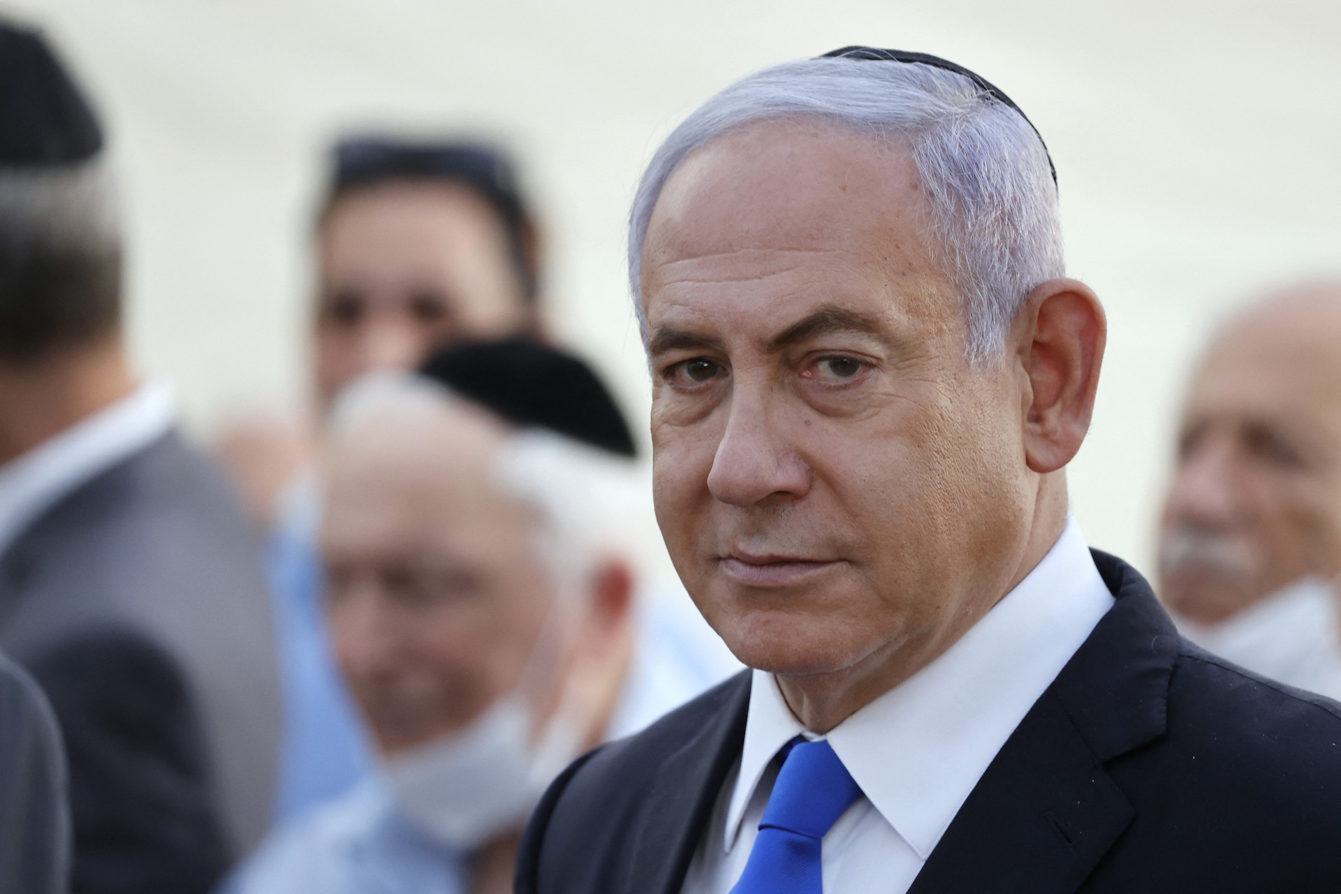 O primeiro-ministro israelense Benjamin Netanyahu participa de uma cerimônia em memória dos mortos do Altalena no cemitério Nachalat Yitzhak na cidade costeira de Tel Aviv, em 26 de maio de 2021. (Foto de JACK GUEZ / AFP)