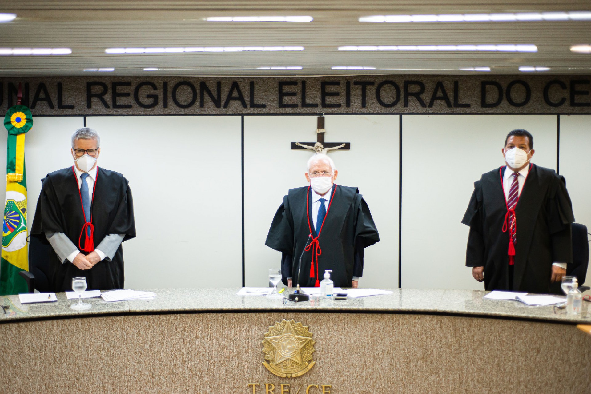 (Foto: DIVULGAÇÃO TRE-CE)Ao centro, o ex-presidente do tribunal, desembargador Haroldo Correia de Oliveira Máximo entre os empossados