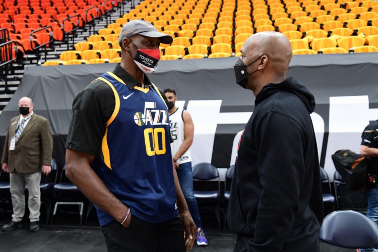 Karl Malone (camisa 00), ídolo do Utah Jazz, conversa com Chauncey Billups, atual assistente técnico do LA Clippers(Foto: Adam Pantozzi / NBAE / Getty Images via AFP)